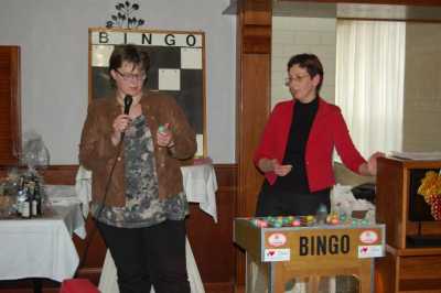 Alsof ze l jaren samen bingo spelen...Annemarie Hulsmeijers-Tijink en Rita Stevelink.
